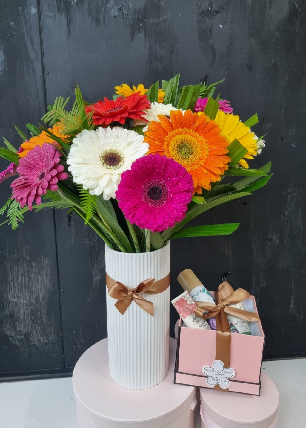 Gerbera Bunch In Vase With Pamper Products